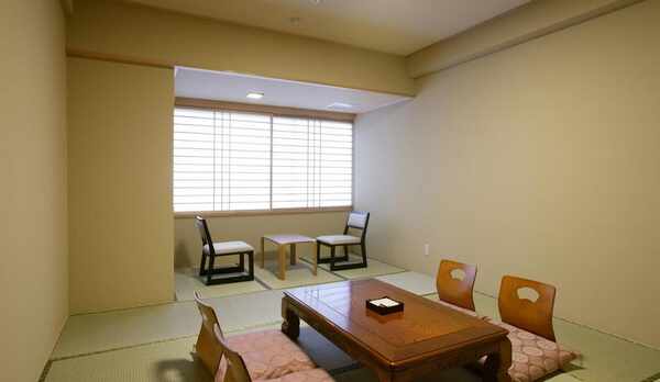 室内は全面畳敷きのフラット。