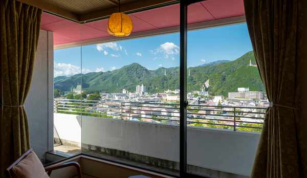 【本館和室】山々と鬼怒川の街並み、のどかな景観を望むお部屋です。
