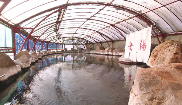 ■プール級の広さと水深をもつ湯量豊富な源泉かけ流しの大露天風呂。