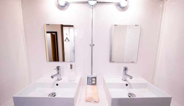 ・【女性専用】シャワールームの洗面台※男性のご入室は不可となっております