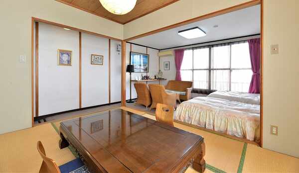 「和洋室」一例。高台に佇む当館の客室からは別府湾のオーシャンビュー