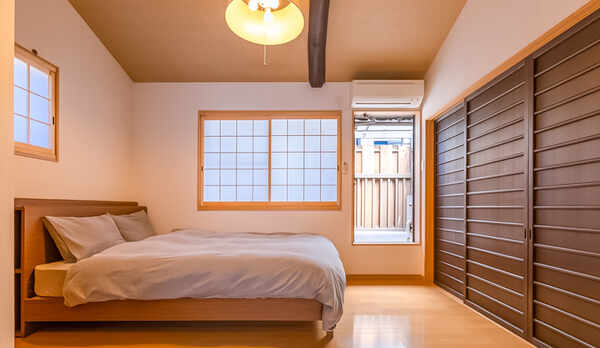 ・洋室　広々としたベッドを配置