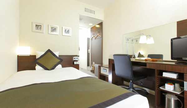 ビジネスにも便利なデスクとデスクライト設置