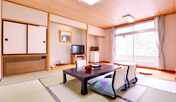 *和室10畳（客室一例）/畳の香りがほのかに薫るお部屋でのんびりとお寛ぎ下さい。