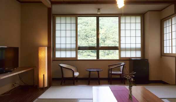 【和室12畳】遠く山々が連なる、落ち着いた和室