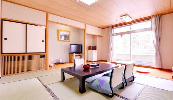 *和室10畳（客室一例）/畳の香りがほのかに薫るお部屋でのんびりとお寛ぎ下さい。