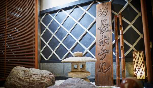 【玄関】スタッフ一同、お客様のご来館を心よりお待ち申し上げております。