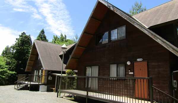 *【二階建てコテージ】気持ちのいい青空の下、お友達やご家族と楽しいひとときをお過ごしください。