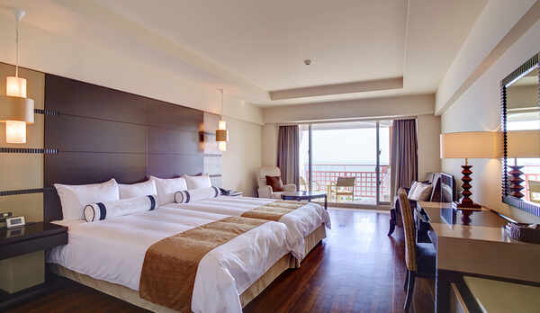 【オーシャンプレミア洋室+ビューバス】 プレミアムなツインルーム。バルコニーにビューバス完備。