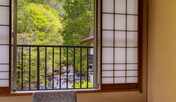 *【和室8畳（滝・渓流側）】滝と渓流を眺める角部屋です