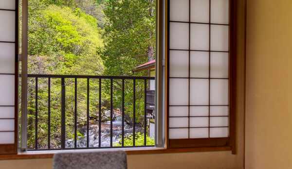 *【和室8畳（滝・渓流側）】滝と渓流を眺める角部屋です