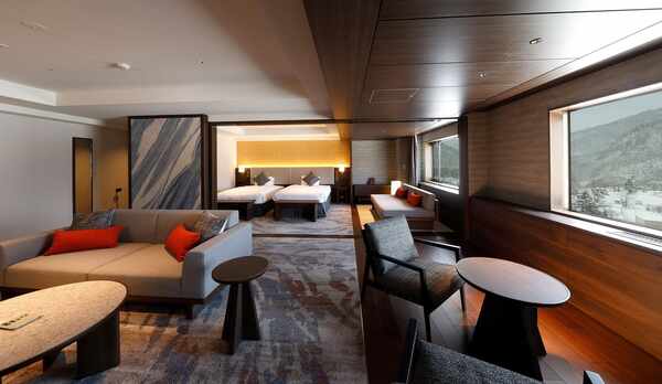 【ビューバス】ロイヤルスイート（100平米）当館で最も広い、贅を尽くしたしつらえ。