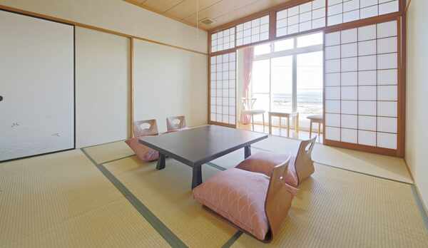 *【和室8〜10畳】落ち着いた客室で、ゆっくりとお寛ぎください。