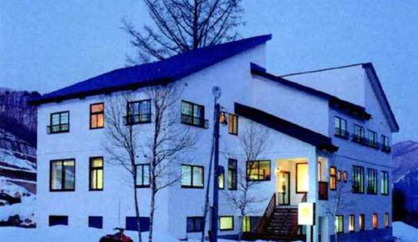 青い屋根とクマの看板が目印です。