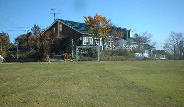 コート側からの外観