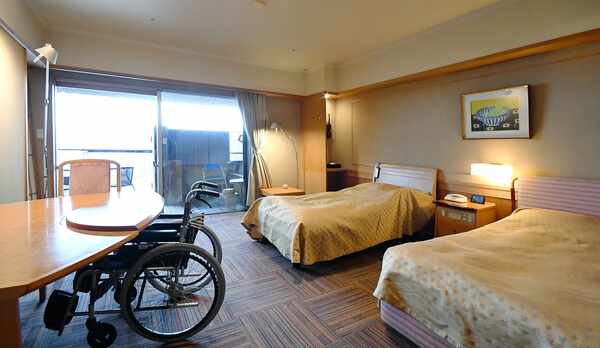 車イスをご利用の方でも何不自由なくお過ごししていただきたく、バリアフリールームもご用意しております。
