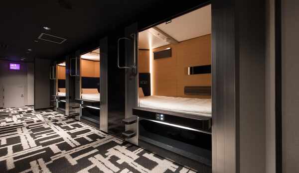 ベッド下には鍵付き収納スペース