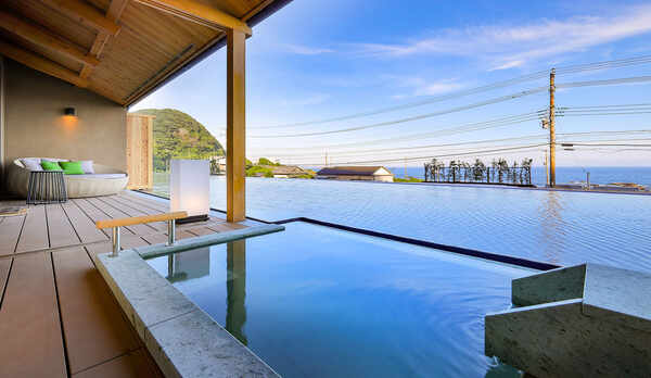 ・【客室一例・翠雲】晴れた日には水平線に沈む夕陽を眺めながらの湯あみを堪能できます
