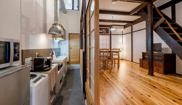 1階：リビングとキッチン