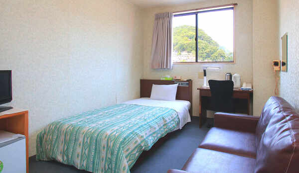 【シングル一例】大きな窓から光が差し込む明るいお部屋です