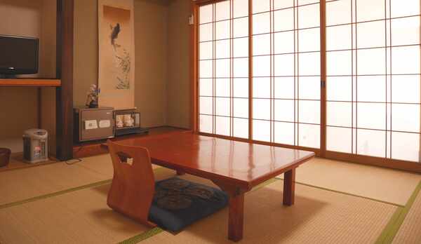 *[別館客室一例]窓の外には海の景色が広がる純和風のお部屋。ビジネス利用からレジャー利用までOK。