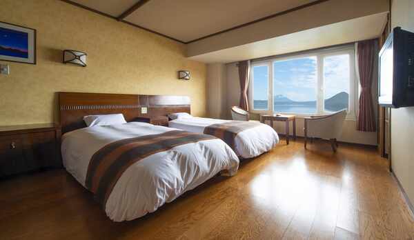 【中央館・レイクビューツイン】靴を脱いで過ごせる洋室と人気が高い湖側客室