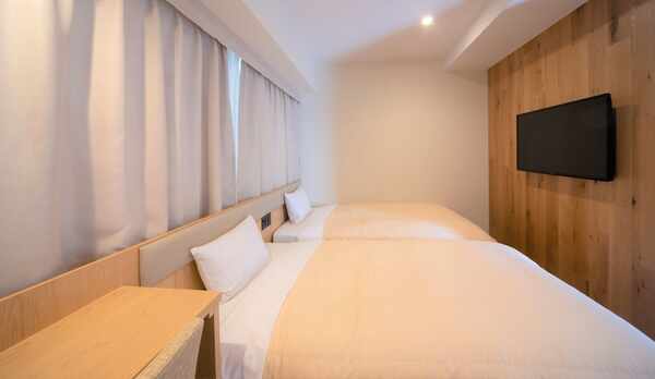 各種スマートフォンの充電器をご用意【ツインルーム】