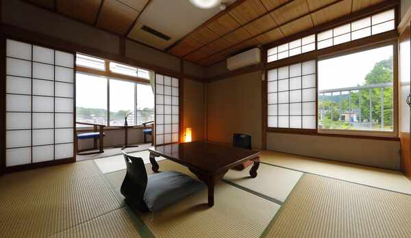 純和風の造りの落ち着いた雰囲気の本館和室（8畳）