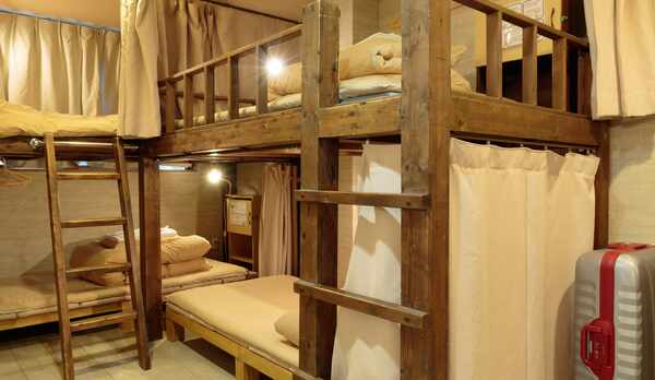 女性専用ドミトリー（6人部屋）同階に共用シャワー・洗面・トイレ有り