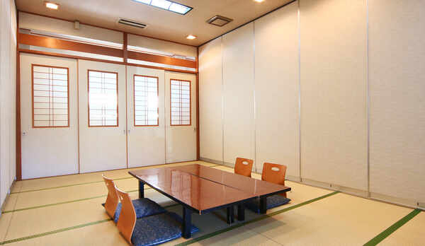 大広間に仕切りを作り個室でお食事をお召し上がり頂けます