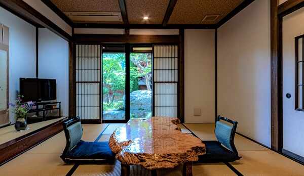 【別邸：隠居の間】庭園が望める室内１