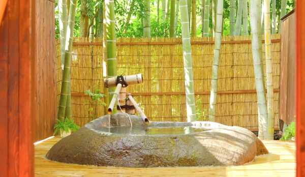 ＜貸切風呂・かぐやの湯＞。脱衣所から浴槽まで屋外なので、まさに自然の中に佇むような雰囲気を楽しめる。