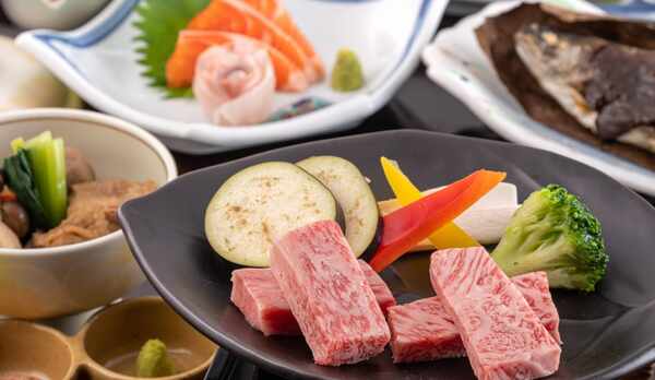 【スタンダード会席】信州サーモン、雪鱒、信州蕎麦、地鶏など地場の食材を取り寄せています。