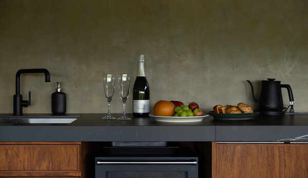 ・【キッチンイメージ】シャンパンを片手に優雅なお食事はいかがでしょう？