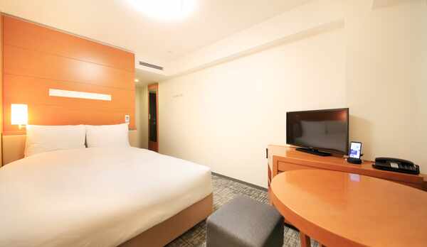 9〜11階はより寛ぎを重視した丸テーブル