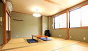 ひろびろ和室　波の音を聞きながらごゆっくりお寛ぎください