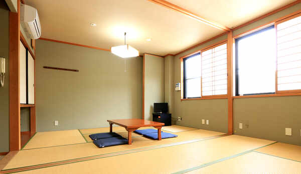 ひろびろ和室　波の音を聞きながらごゆっくりお寛ぎください