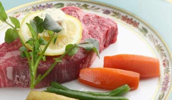 米沢牛ステーキを載せるお皿にもひと工夫。お洒落なノリタケのお皿が料理をさらに味わい深くしてくれます。