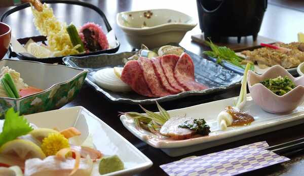 ・当館自慢の山郷会席一例。季節の旬な食事をご提供いたします。