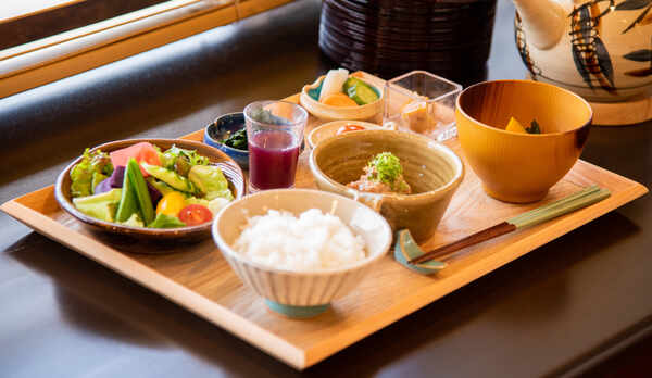 *朝食一例／様々な表情を見せる益子焼の器と彩り豊かなお料理