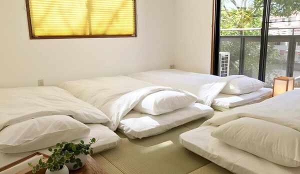 4名利用時の8畳間の蓮の花　