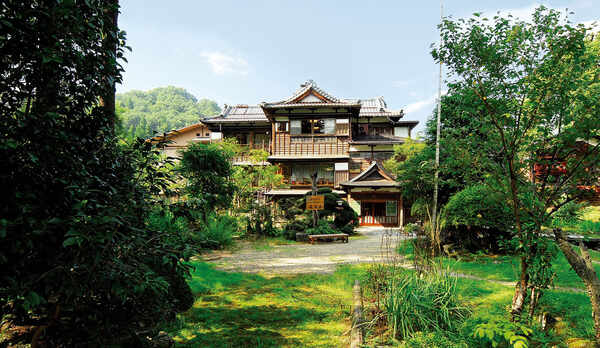 国登録有形文化財に指定された嵐渓荘本館