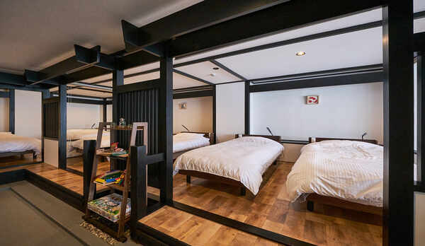 ベッドルームも旅行カバンがそれぞれ置けるほどゆったりとした空間です