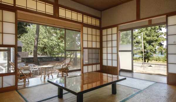 明るい日差しが差し込む客室／例