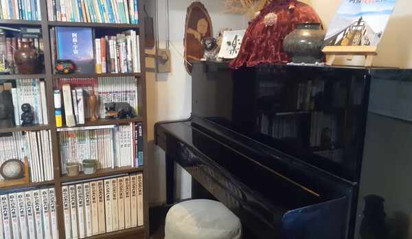 談話室のあるピアノ・ご自由にお弾きください。