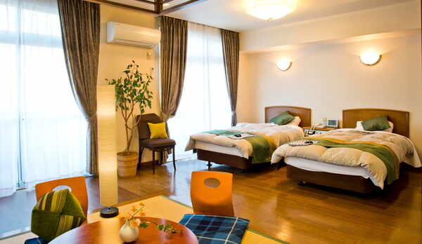 和洋室（ツインベット＋和室６畳）