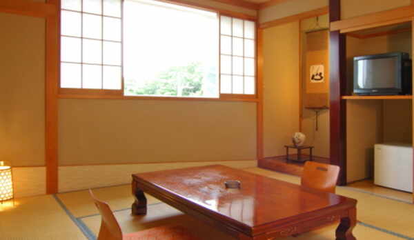 海はあまり見えませんが、くつろげる和室は、人気です（禁煙）。　バス・トイレ　冷蔵庫付き
