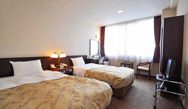 【客室：ツインルーム】ゆったりとしたベッドの落ち着いた空間