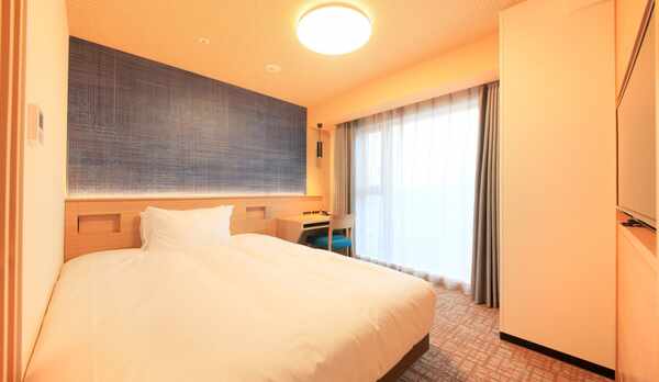 広さ16.8㎡ シモンズ社製ベッド140&times;200㎝ 