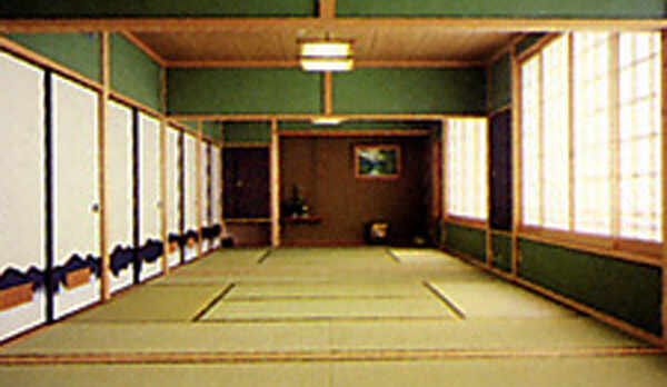 【二間続きの大広間】30〜40名様収容の広間（２部屋）完備。団体様の宴会などにご利用いただけます。